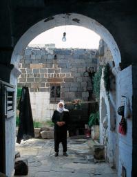 Druz stojący na dziedzińcu swojego domu w Szahba. Wiele domów w tym mieście zbudowanych jest na podstawie ruin romańskich.