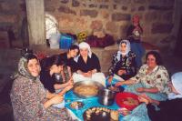 Kobiety ugniatające tradycyjne al- kubba, w środku znajduje się mielone mięso baranie.