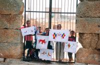 Dzieci sprzedające chustki ręcznie wyszywane. Wieś Kalb Luza. Bazylika z V wieku.