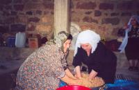 Kobiety przygotowujące posiłek.