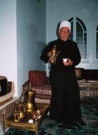 Szejch Dżarbu częstujący tradycyjną arabską kahwa murra.
