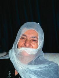 Starsze kobiety noszą lekkie chusty, którymi zakrywają włosy, szyję i usta.