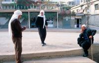 Trzech Druzów z Arna przed sklepem pana Toni.