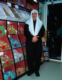 Właściciel wspaniałej cukierni w Suwayda. Lekka chusta noszona przez mężczyzn nazywa się hatta lub kufijja.