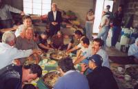 Mężczyźni i kobiety oddzielnie spożywają posiłek.